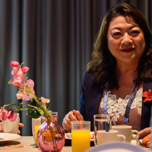 Women at the Global Shrimp Forum eating breakfast and chatting